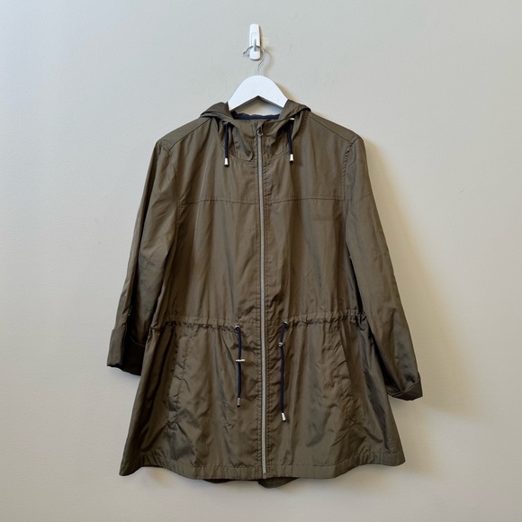 Jones New York Jackets & Blazers - Jones New York women’s light weight olive green zip up hooded jacket